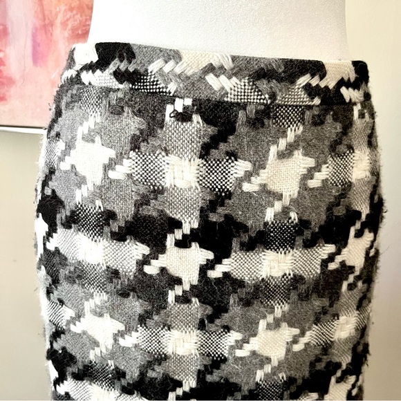 Loft Chunky Textured Herringbone Pattern Skirt Size 2P - Picture 2 of 7